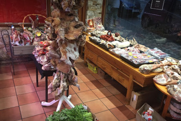 Carnicería Daniel productos cárnicos exhibidos 